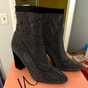 Beautiful boots perfect for any occasion!! Size 6.5 NEW! Wild Pair brand.